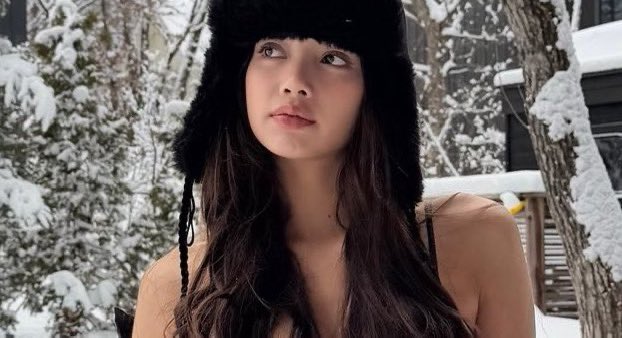 jenlisaaholic's tweet image. kisses all over her pretty face,kisses to her nose, kisses to her cheeks, kisses under her eyes, kisses to her eyelids, kisses to the side of her lips, kisses along her jaw,kisses down the side of her neck, kisses to her shoulders. i really wanna do all these things....