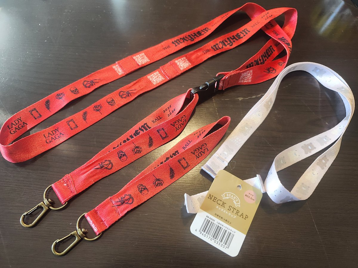 100均でパーツ狙いで買って。ネックストラップにリメイク🤗 ただ縫った