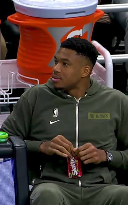 PolymarketHoops's tweet photo. He came back with skittles in his hands. https://t.co/zNlLU64sRm