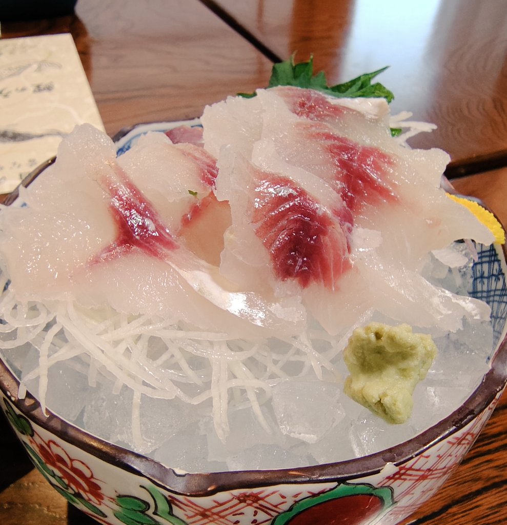 aburana01's tweet photo. 【鮒のあらい】
うっかり手前の１枚を食べてしまった。少し淋しい見た目になってしまったが、血合いが鮮やかでとてもきれい。味はほぼ無いので酢味噌助かる。また、酢味噌とわさびの組み合わせが意外と良かった。食べ比べないと私には鯉��の違いがわからなかった。 https://t.co/sICVVyGdbW