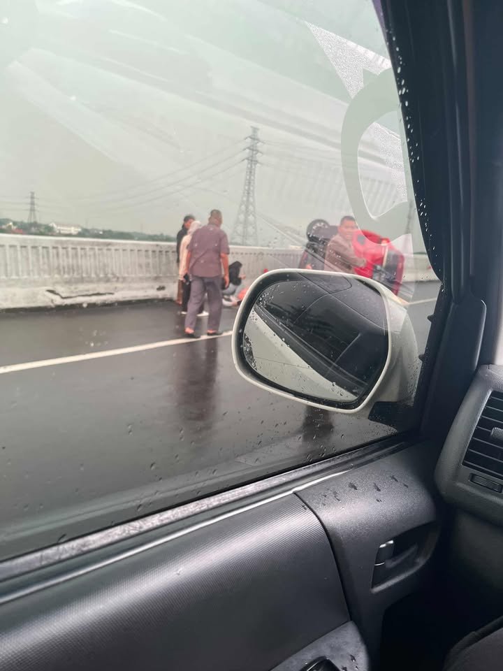 PRFMnews's tweet photo. 12.01 Terjadi kecelakaan lalu lintas di Tol MBZ siang ini.

Satu mobil pribadi terbalik akibat kecelakaan tunggal, dan diketahui terjadi kecelakaan beruntun dibelakangnya antara mobil shuttle dan 2 mobil pribadi.

Pengendara diharap  tetap berhati-hati.

Foto: Netizen PRFM/ Hilmanharianto