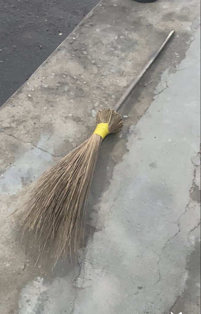 morayo0x's tweet photo. i saw this just a few minutes ago. 

were it not for death eaters, i would have picked it up. an almost absurd level of emotional restraint. https://t.co/h3VawgDBOC