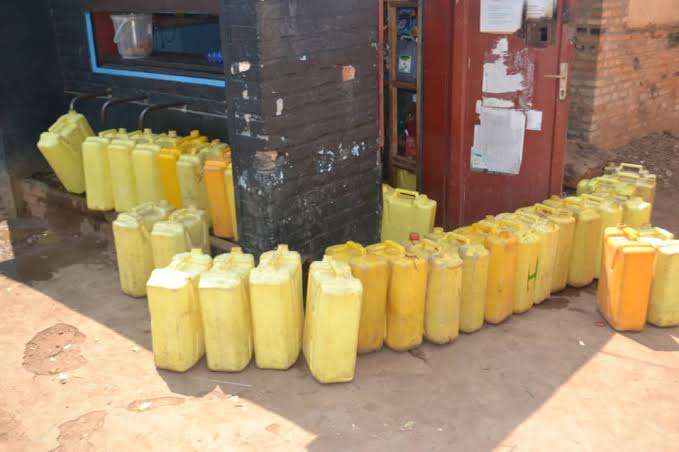 Hari abaturage bo mu bice bimwe byo mu murenge wa <a href="/KigabiroSector/">Kigabiro Sector</a> muri <a href="/RwamaganaDistr/">Rwamagana District</a> binubira ibura ry'amazi bakavuga ko hashize ibyumweru bitatu nta mazi agera mu ngo zabo bigatuma bagura amazi atundwa n'avanyonzi aho ijerekani imwe igurwa 250frws- 350frws.
<a href="/wasac_rwanda/">Water and Sanitation Corporation Group |Rwanda</a>