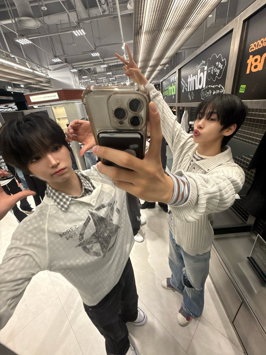 iioubla's tweet photo. 초딩같은사진왜이렇게좋지 https://t.co/CHzGJi7B4W