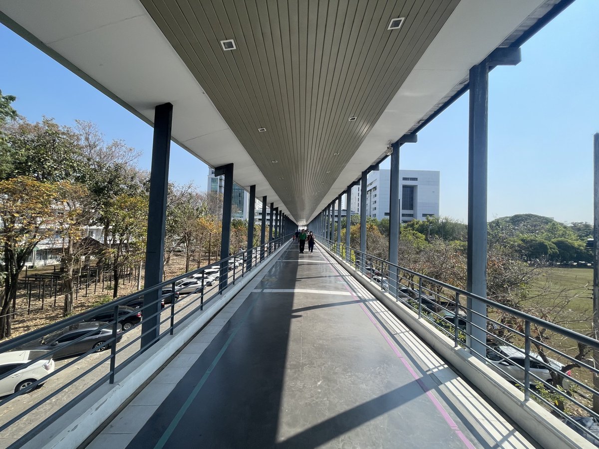 Likeview3's tweet image. ... สกายวอล์คทางเดินลอยฟ้า
... สิ่งที่พิเศษกว่าทางเดินธรรมดา
... แต่สุดท้ายปลายทางก็เหมือนกัน

... ชีวิตทุกวันนี้อาจกำลังหลงอยู่กับสิ่งพิเศษและสวยงาม  จนอาจลืมไปว่าทุกก้าวที่เดินไป  คู่ขนานกับไปความเป็นธรรมดาแห่งชีวิต

... เพียงอยากบอกว่า  พิเศษได้ก็ดี  แต่ถ้ามันไม่มีก็ไม่เป็นไร