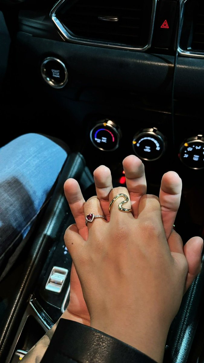 Regii_VF's tweet photo. mi novio me dio un anillo de promesa 💗 https://t.co/nmyntECmHk
