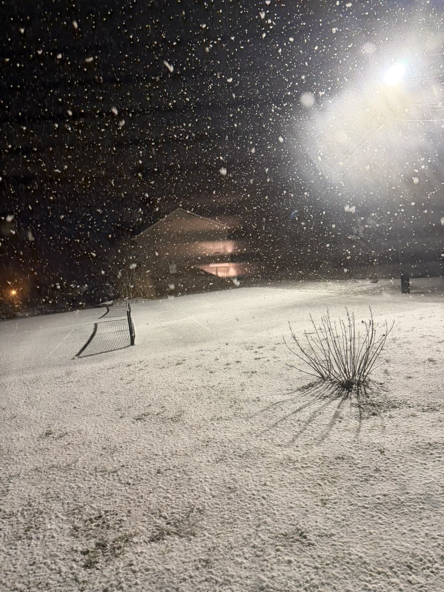 TheRealKirklinC's tweet photo. @Kentuckyweather Massive flakes in Floyd County. Roads covered and slick. Didn’t even warrant a Winter Weather Advisory 🤔. @nwsjacksonky https://t.co/bYacPaieFK