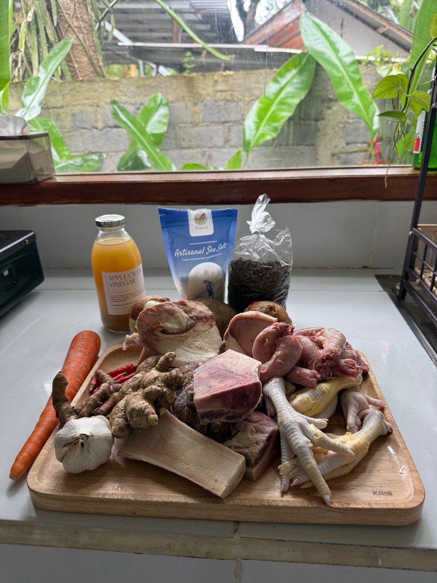 Karleteman's tweet photo. Caldo de huesos casero.

De las mejores formas que he encontrado de romper ayunos largos y cuidar la digestión.

Así lo preparo yo, sin complicarlo. https://t.co/95RNa7uIBv