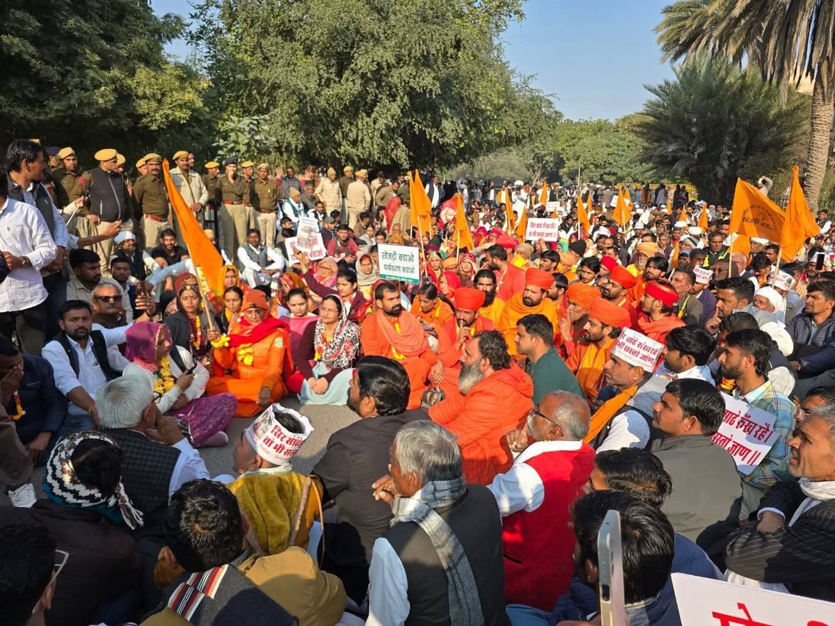 BishnoiAmazing's tweet photo. कलेक्टर परिसर बीकानेर में पर्यावरण बचाओ आंदोलनकारी द्वारा मौन सुप्रभात फैरी के साथ 500 आमरण अनशनकर्ता ....🙏🏻 #खेजड़ी_बचाओ_महापड़ाव #खेजड़ी_बचाओ https://t.co/YFi6LwNxY8