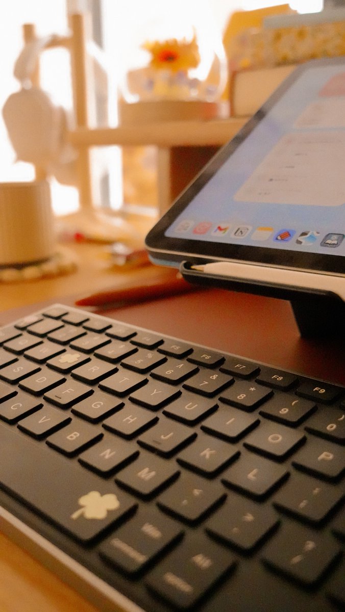 CZUROfficial's tweet photo. #CZUR 2-in-1 Keyboard ✨
Keyboard + trackpad in one.
Lightweight, smooth to type, space-saving, and easy to carry.💡
(Photos by @by.mirasoul
Learn more: https://t.co/bOokb2de86
#keyboard #desksetup #SmartWorkspaces https://t.co/N8ZfFhtmjT