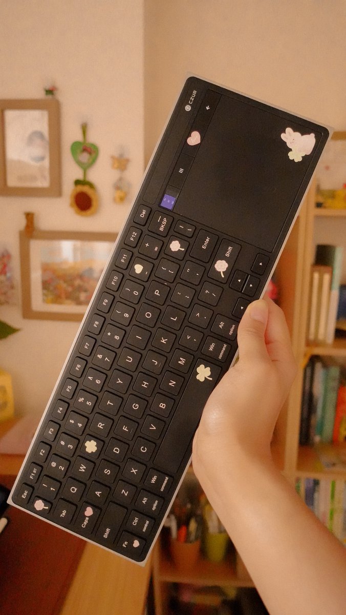 CZUROfficial's tweet photo. #CZUR 2-in-1 Keyboard ✨
Keyboard + trackpad in one.
Lightweight, smooth to type, space-saving, and easy to carry.💡
(Photos by @by.mirasoul
Learn more: https://t.co/bOokb2de86
#keyboard #desksetup #SmartWorkspaces https://t.co/N8ZfFhtmjT