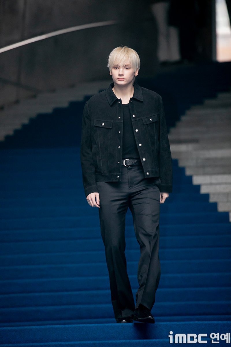 L0VELYBEOMIE's tweet photo. HUENING KAI’S HAIR AND OUTFIT TODAY OMG https://t.co/oxjI1v5cxc