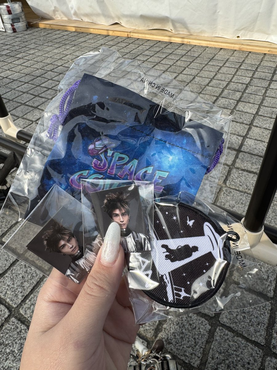 ___L_DH's tweet photo. 岩田剛典  SPACECOWBOY
ガチャ 交換 買取

譲)画像1枚目
     ステッカーセット ワッペンバッジ 巾着  
     定価

求)画像2枚目
      ラバーキーホルダー紫緑
      缶バッジ□が着いているもの
      定価

会場にて交換可能な方いらっしゃいましたらお気軽にリプをお願いいたします。 https://t.co/mMb3bbEIa2