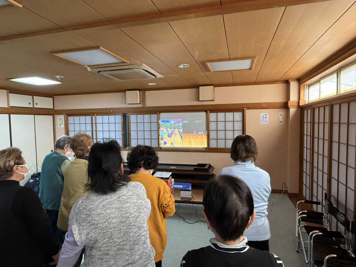 【ゲーム体験講座🎮】

大阪市内の高齢者の集いの場にて
ゲーム体験講座を実施いたしました！

今回はSwitchスポーツのボウリング🎳を
体を動かしながらの体験となりました！

#高齢者eスポーツ #eスポーツ体験 #PACkage実績