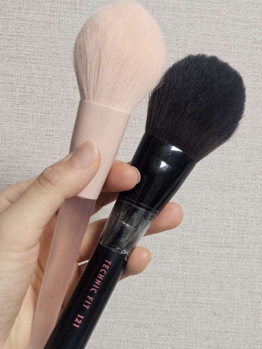 다이소 무광핸들 파우더 브러쉬

단종돼서 슬펏던 에뛰드 테크닉핏 121 하고 똑같아요!!!
다이소에서 단돈 2000원!