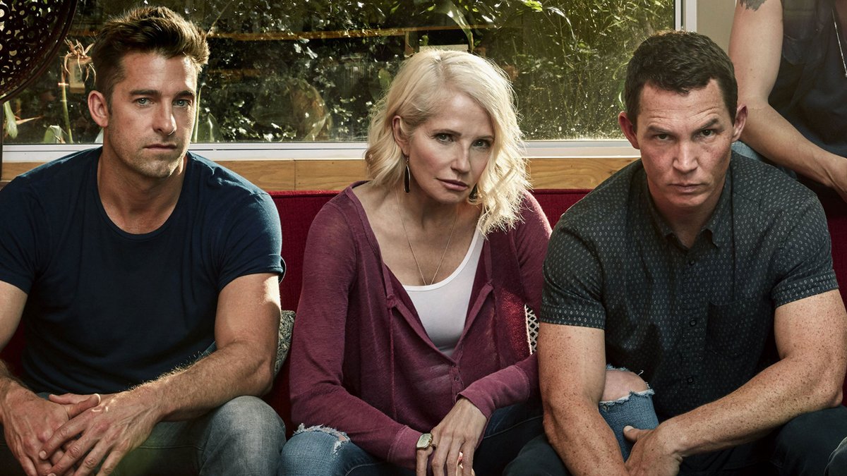 NetflixFR's tweet image. Après la mort de sa mère par overdose, Joshua emménage chez sa grand-mère et découvre que sa famille vit du crime organisé.

Inspirée de l’histoire vraie de la redoutable famille Pettingill, à Melbourne dans les années 80.

L’intégrale d’ANIMAL KINGDOM, c’est dispo.