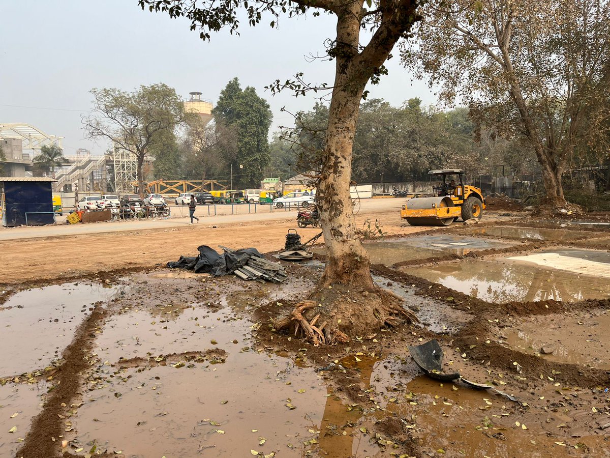 AbadAmdavad's tweet photo. Trees are being cut at Sabarmati Junction.
Many others are surrounded by concrete, with no breathing space, and are slowly dying.
Please intervene urgently and allow us to transplant and save these trees within the city.

@RailMinIndia @RailwayBoard @drmadiwr @AshwiniVaishnaw https://t.co/NLbfZiMkWv