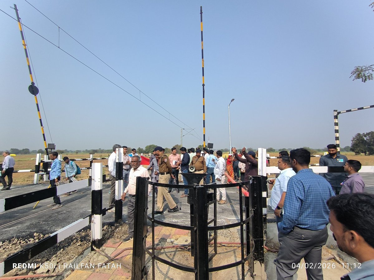 FatahAhad's tweet photo. Dr. R. Gopalakrishnan, DRM Secunderabad, accompanied concern branch officers reviewed a LC Gate, Gate no 112 Non interlock Gate, Engineering Gate, between Ghat Nandur - Pangaon, VKB PRLI Section https://t.co/kriNUKJRtl