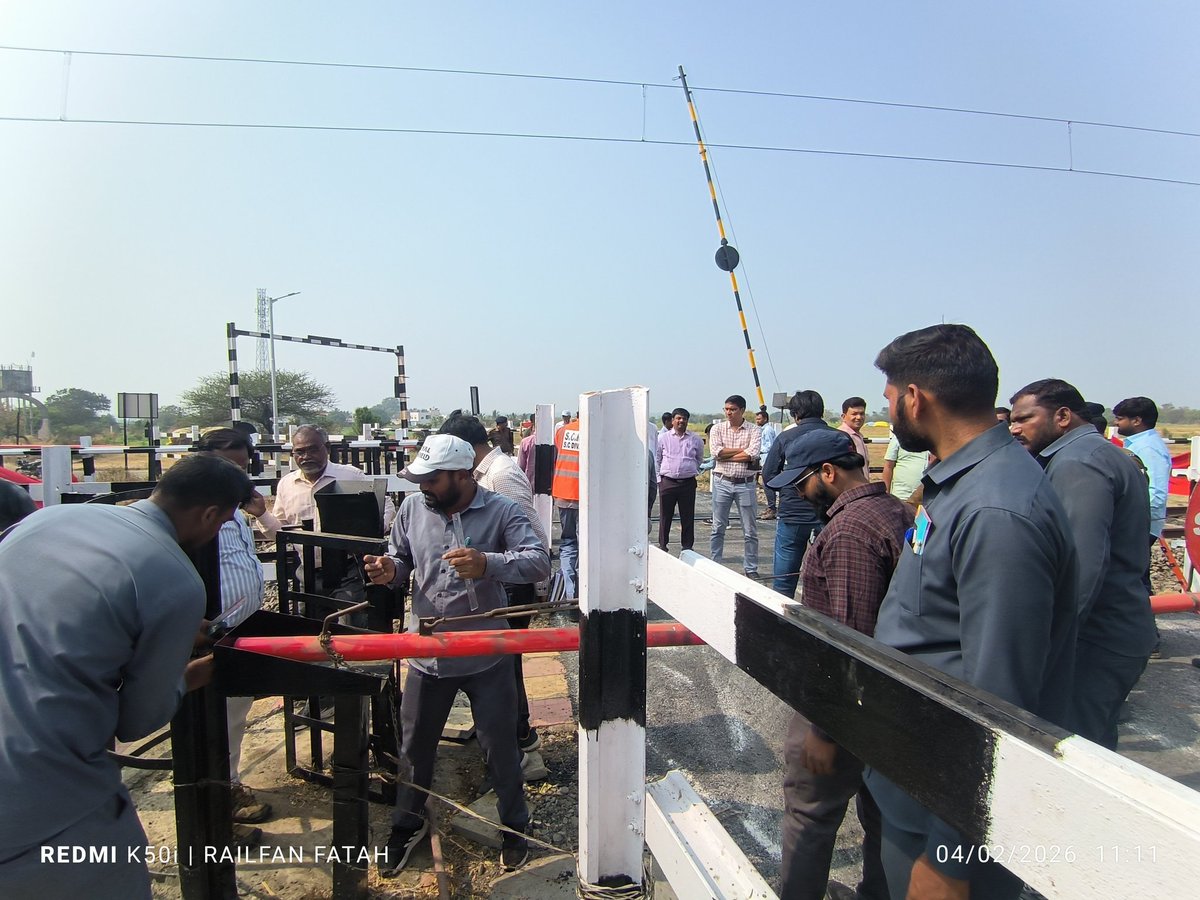 FatahAhad's tweet photo. Dr. R. Gopalakrishnan, DRM Secunderabad, accompanied concern branch officers reviewed a LC Gate, Gate no 112 Non interlock Gate, Engineering Gate, between Ghat Nandur - Pangaon, VKB PRLI Section https://t.co/kriNUKJRtl