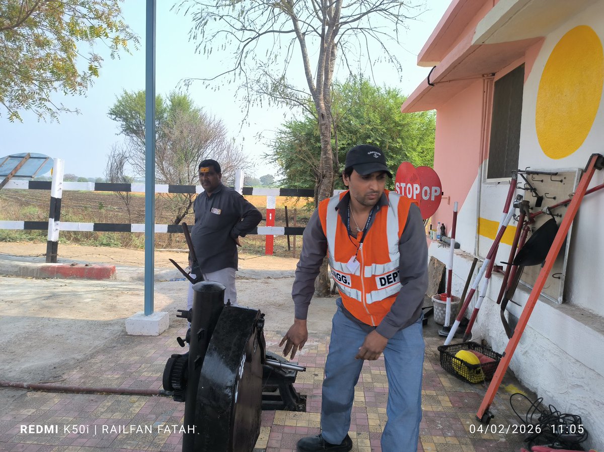 FatahAhad's tweet photo. Dr. R. Gopalakrishnan, DRM Secunderabad, accompanied concern branch officers reviewed a LC Gate, Gate no 112 Non interlock Gate, Engineering Gate, between Ghat Nandur - Pangaon, VKB PRLI Section https://t.co/kriNUKJRtl