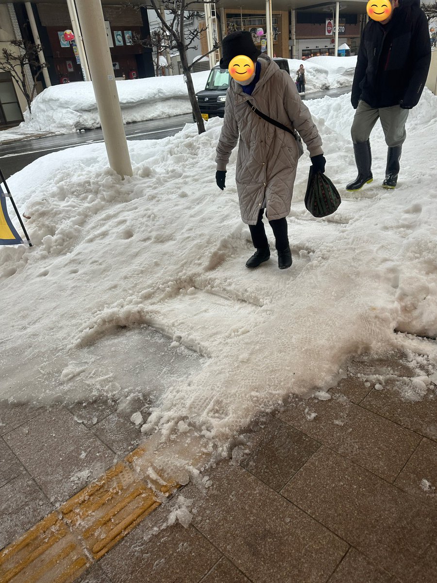 新町通りの雪山のスロープが超絶危険です。

ツルツルな中、おばあちゃんが走りながら降りて転んでいて助けたことを機に、これじゃまずいと思って両サイドに階段を作りました！

これでひとまず安心！通る方々にありがとうと言われて自分も嬉しい！南大門前を通る時は階段使ってください！✨