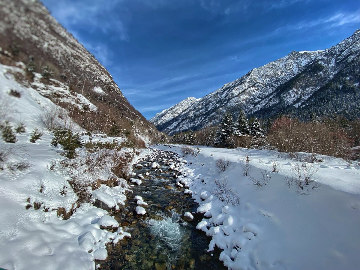 Huesca_LaMagia's tweet photo. El Valle de Benasque en invierno ❄️ es un espectáculo para los sentidos 😍. Cumbres nevadas 🏔️, ríos de montaña 💧 y un manto blanco que lo cubre todo ☃️✨.

Foto gracias a https://t.co/Zn1QbSQUMy https://t.co/L9y9mWbLiV