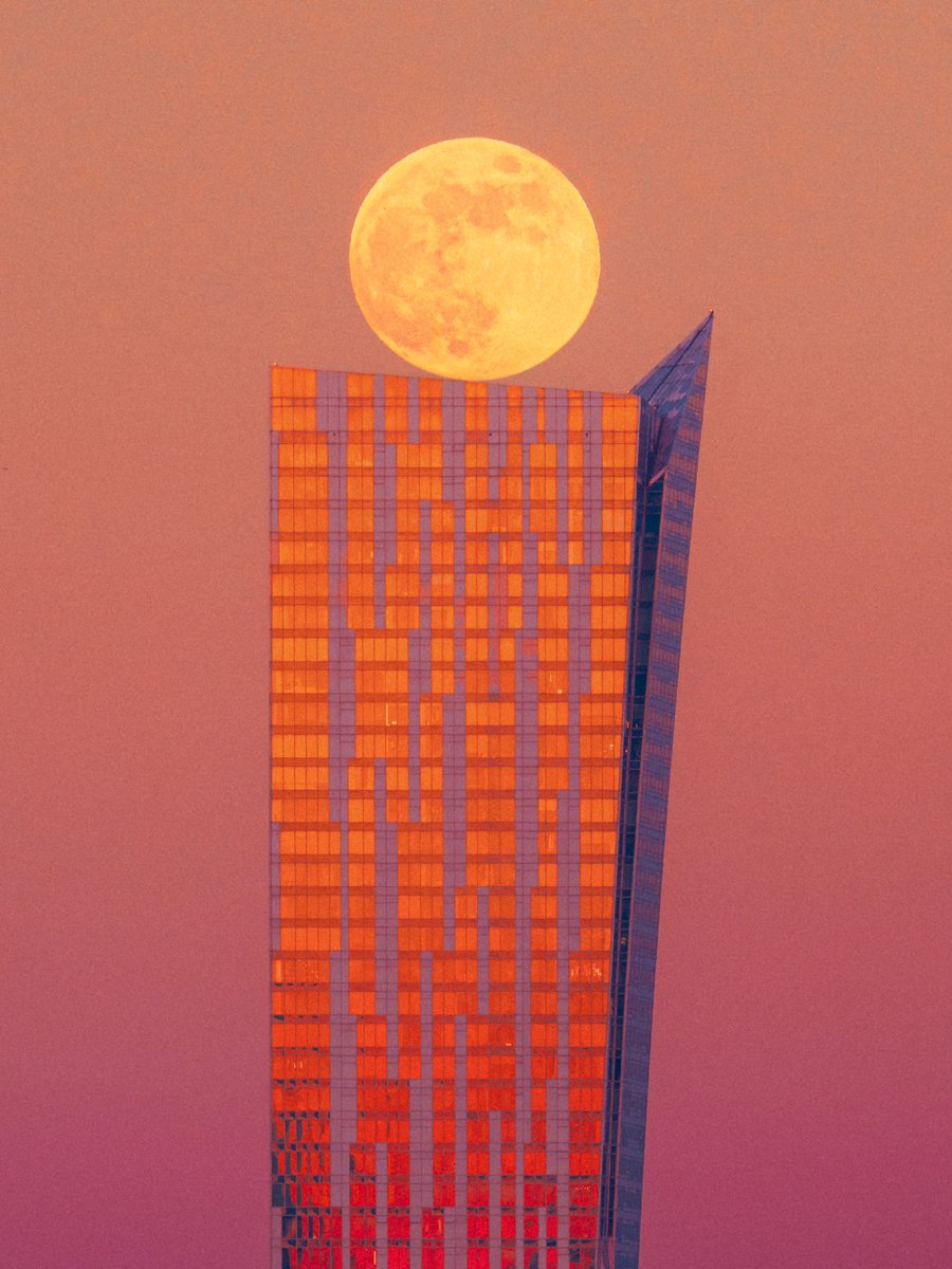 hashtagalek's tweet photo. Warszawskie wieżowce pozujące z księżycem w trakcie ostatniej pełni 🌕📸 https://t.co/zJqFq5m891