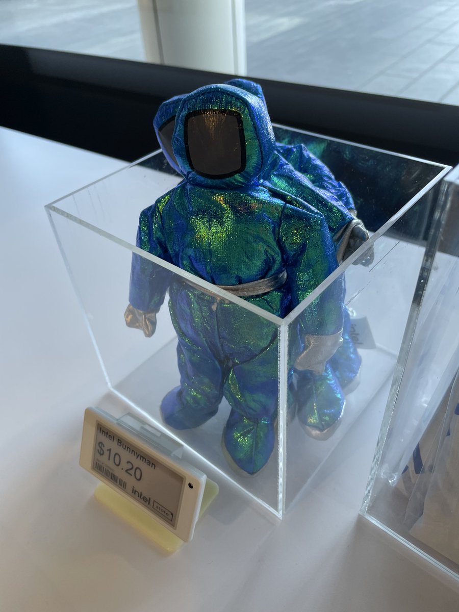 インテル本社の博物館に展示されてたコアメモリなど。