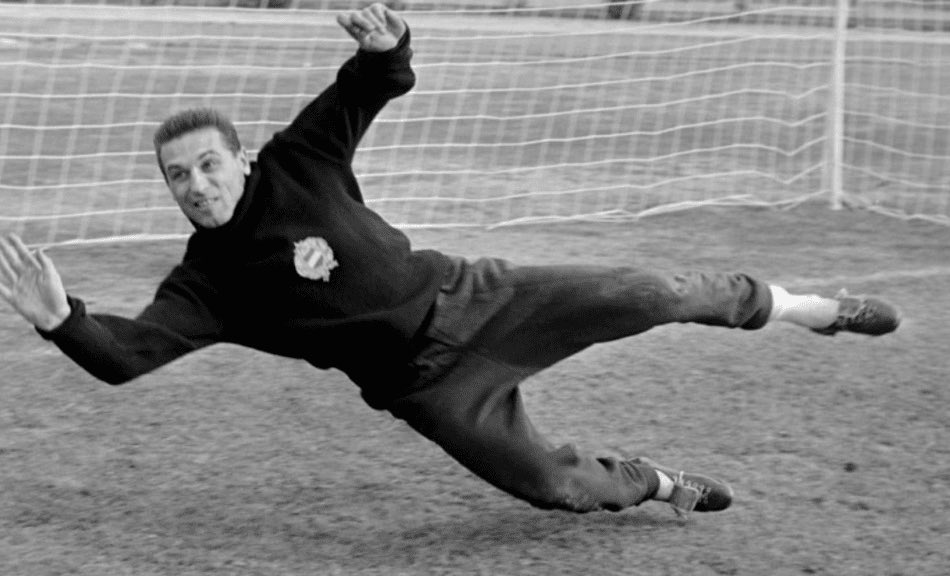 PCzado's tweet image. Dokładnie sto lat temu, 4 lutego 1926 roku, urodził się Gyula Grosics - fenomenalny węgierski bramkarz, wicemistrz świata, członek legendarnej Aranycsapat. W 1962 roku przyjechał na Śląsk do pracy i przy okazji szkolił w Zabrzu bramkarzy, m.in. Huberta Kostkę.