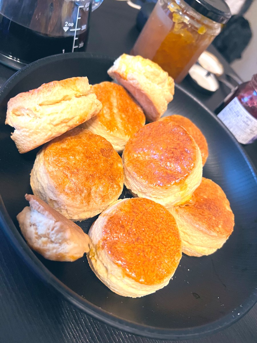 スコーンを焼きましたわよ。