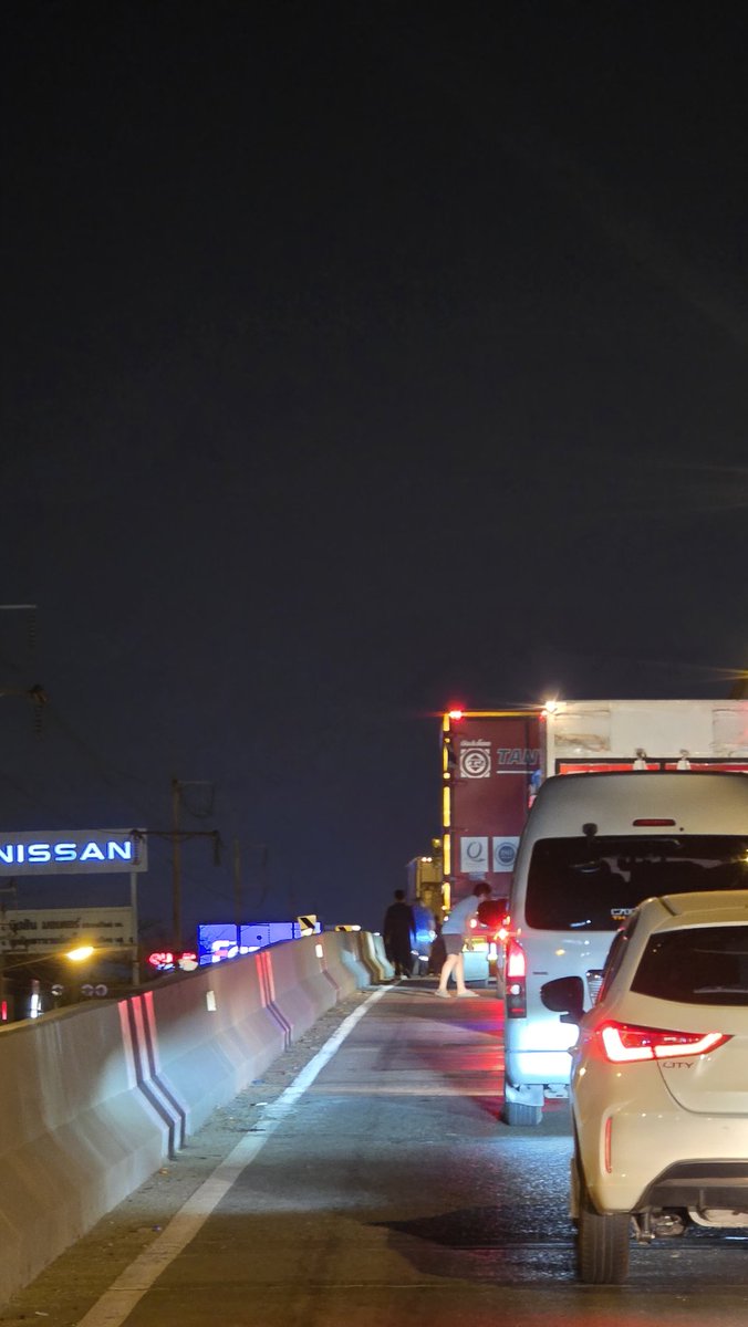 PJ_Rolling's tweet photo. @js100radio หลีกเลี่ยงสะพานกลับรถเมืองใหม่บางพลี ถนนบางนาตราด กม.20+900 รถบรรทุกจอดเสียกลางสะพานกลับรถ รถจอดนิ่ง ท้ายแถวยาวลงสะพานไม่ได้ค่ะ https://t.co/xDZMJZEuaX