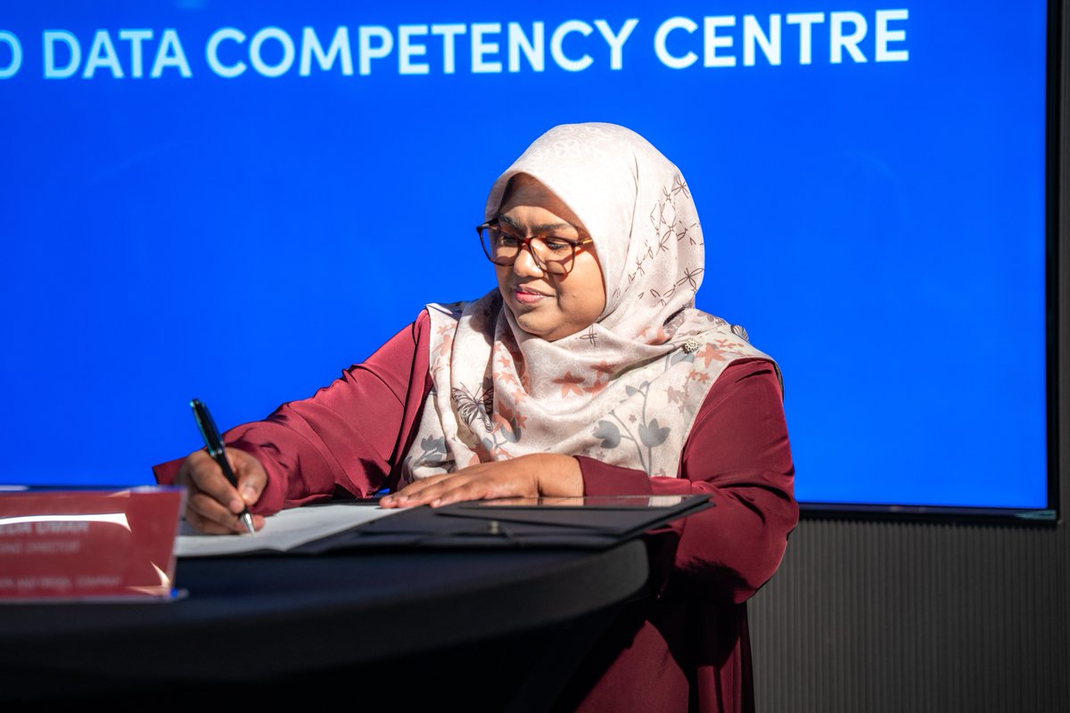 mindcomdv's tweet photo. A new step in national AI and data capability.

MINDCo and @bankofmaldives have signed an MoU to establish an AI and Data Competency Centre aligned with President Dr Mohamed Muizzu’s Maldives 2.0 Digital Transformation agenda.

#Maldives2Point0 #MINDCo #BML https://t.co/mkznlByKtQ