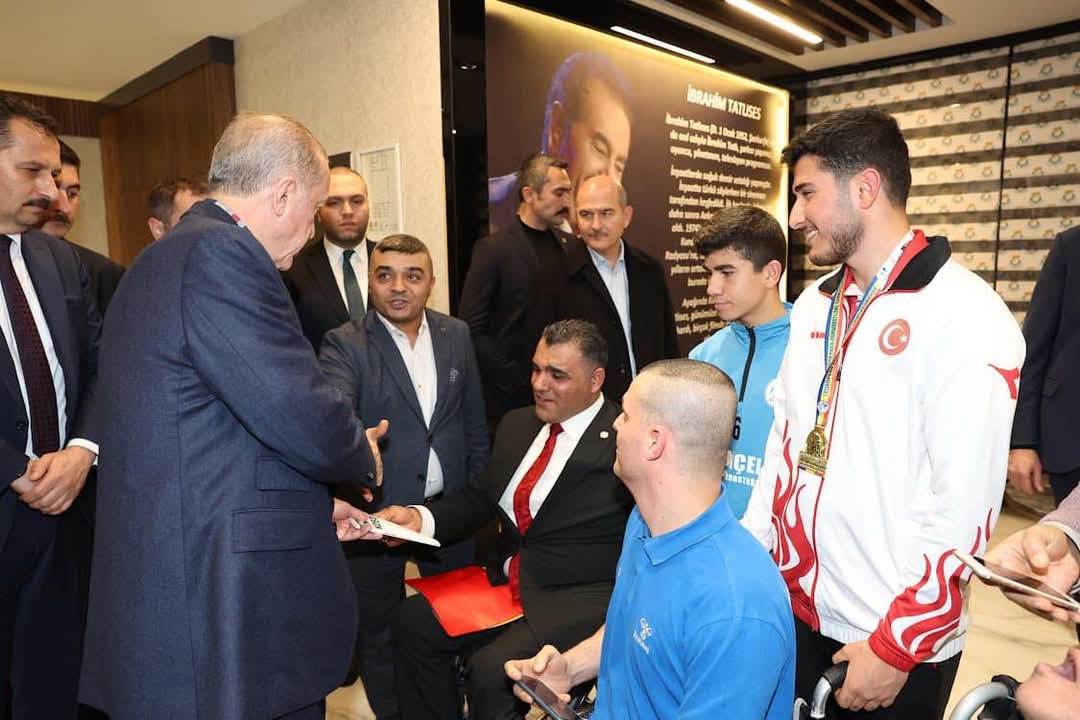 Reis 2 milyar dolar + Kante ile yurda dönüyor

Çok büyük adam çok <a href="/RTErdogan/">Recep Tayyip Erdoğan</a> <a href="/hasandogan/">Hasan Doğan</a> <a href="/Fenerbahce/">Fenerbahçe SK</a>