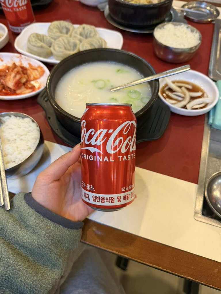 __aimhnhn's tweet photo. お店のインスタを見て絶対来たかったところ🥹
店員さんすごく優しくて、3人が座った席と頼んだメニュー教えてくださって、HONEYsだからってコーラもサービスで😭😭😭
ソルロンタン激うまでした🤦🏻🫶🏻 https://t.co/uxXFfWCSTI