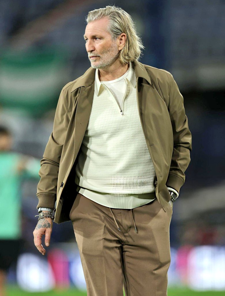 RoversXtra's tweet image. 🚨 | BREAKING: Robbie Savage is a top contender for the vacant Blackburn Rovers manager’s job.

Savage fits the profile for the Ewood Park powerbrokers, who suits their plans to build from the academy and use a young squad.

[@SportsPeteO]

#BRFC | #Rovers | #WeAreFGR