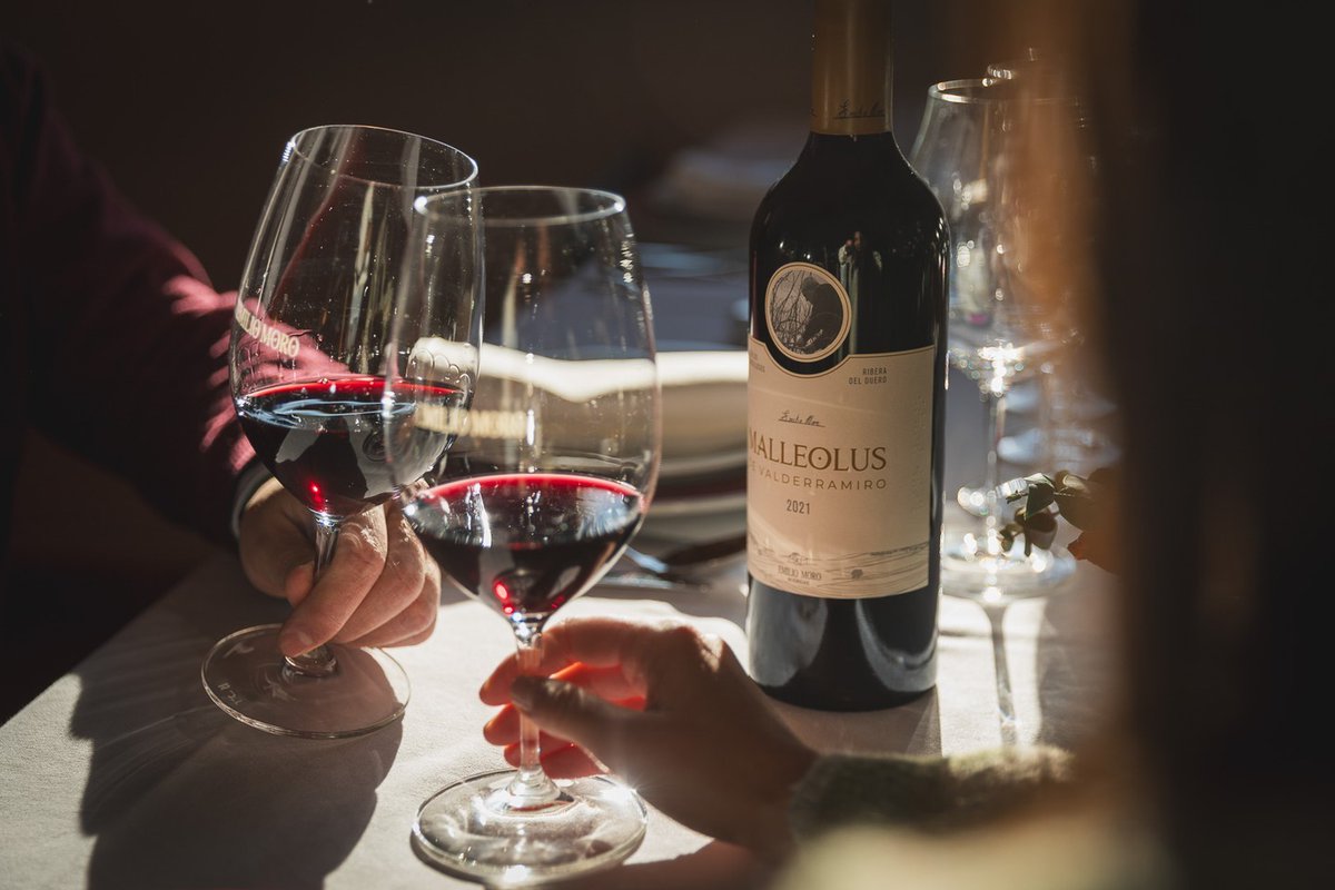 Una mesa, una copa y tiempo. Los mejores momentos se construyen así 🍷