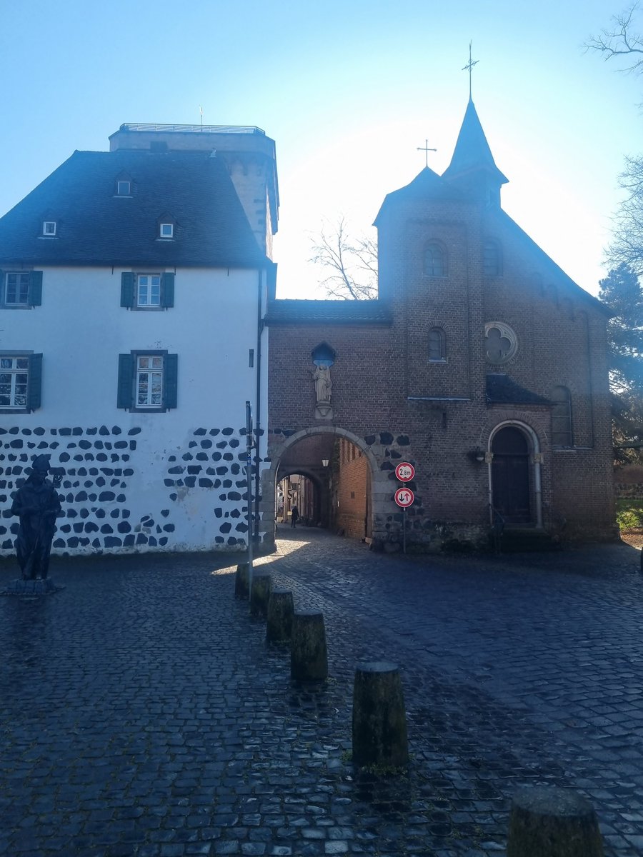 I am on set today in such an idyllic village about 45min from my hometown. An old castle, a village, old houses.......I am getting some Downton Abbey feelings♥️♥️🎬.

#DowntonAbbey #idyllic #filming #acting