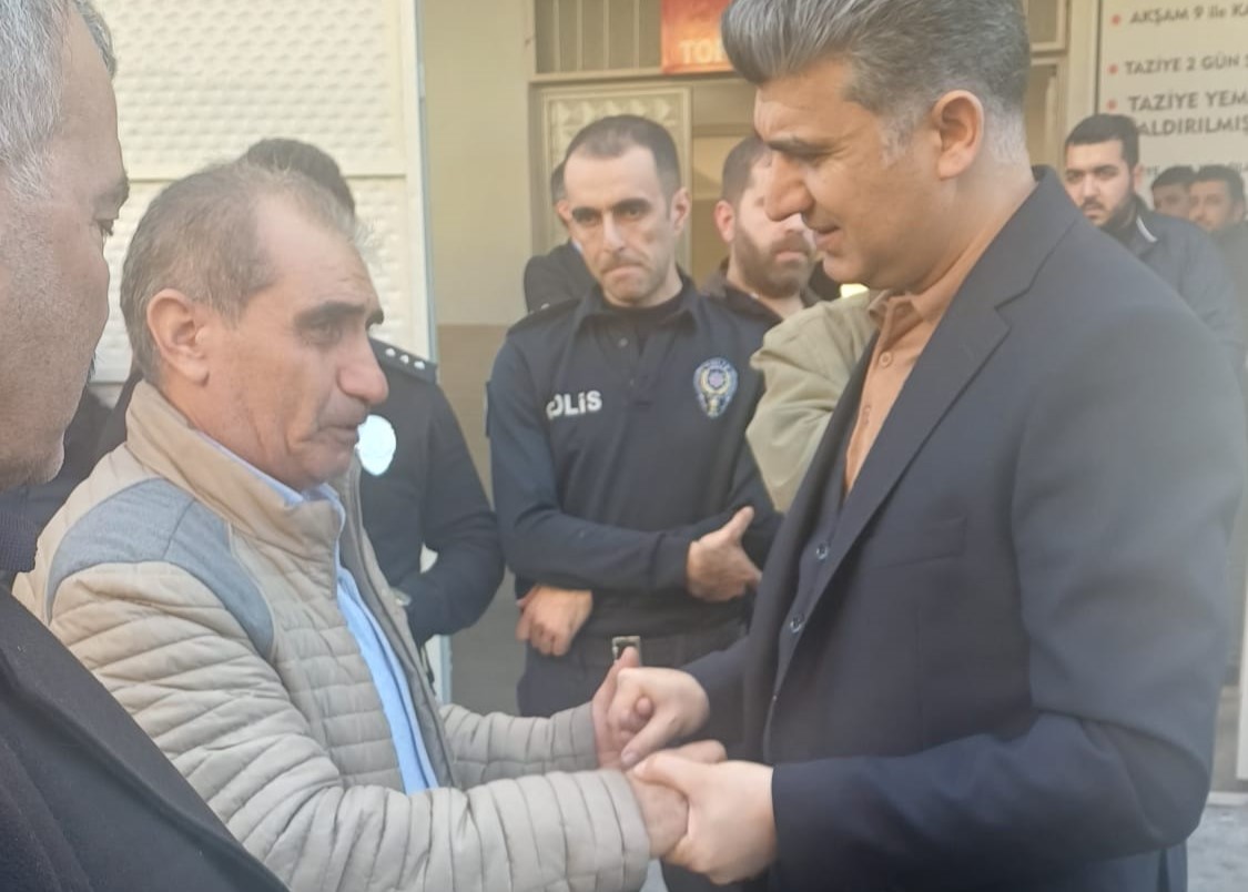 Akdeniz Kaymakamı ve Belediye Başkan V. Zeyit Şener, geçtiğimiz gün meydana gelen elim kaza sonucu hayatını kaybeden gençlerimizin taziyelerine katılarak kederli ailelerine baş sağlığı dileklerini iletti.

Allah rahmet eylesin, mekanları cennet olsun. Ailelerimizin başı sağ olsun