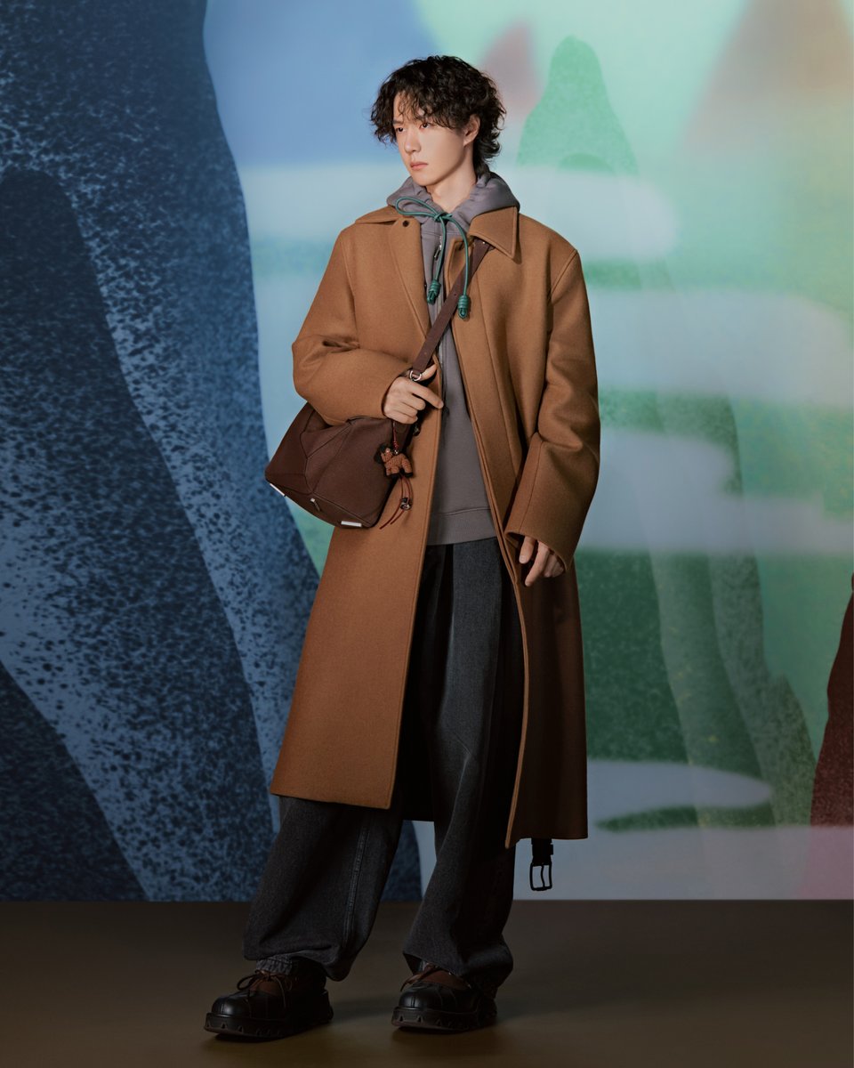 Global Brand Ambassador Wang Yibo introduces a collection inspired by the Year of the Horse.

Available on: loewe.cm/YEAROFTHEHORSE_

#LOEWE