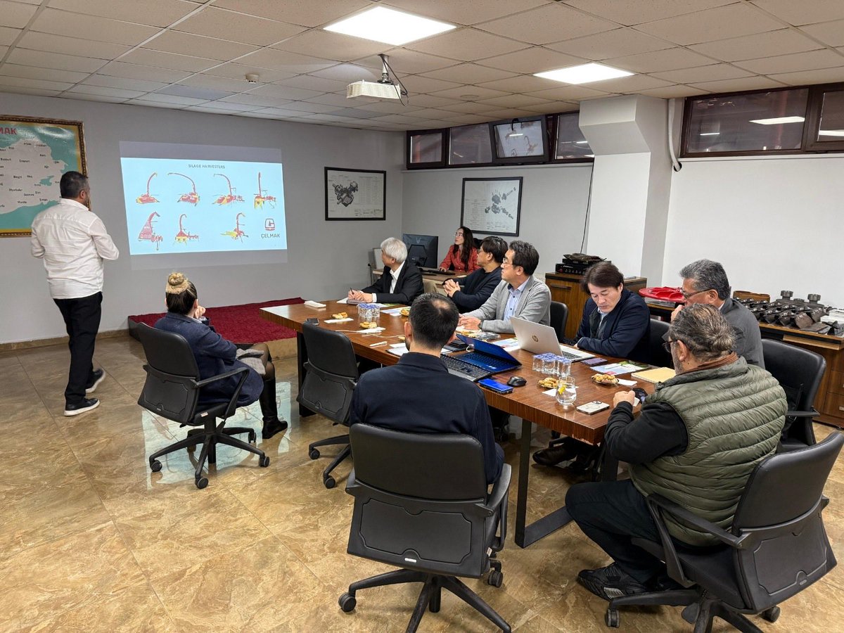 isatamercelik's tweet photo. Japonya’dan gelen Bayimiz  Takashi Şato ve Ekibiyle 2026 Sezonunu Konuştuk 🇯🇵🇯🇵🇯🇵🇹🇷🇹🇷🇹🇷#japonya #türkiye #ti̇caret #tarımmakinaları #çelmaktarımmakineleri https://t.co/PAZoj7ynCC