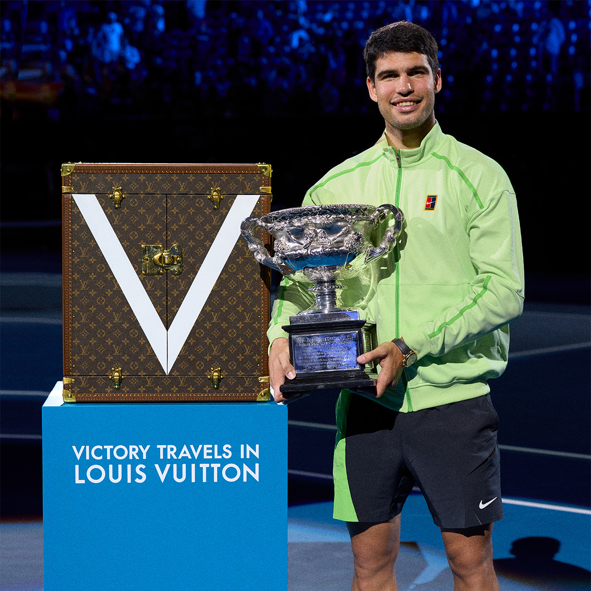 LouisVuitton_JP's tweet image. 勝利の喜びをのせて旅するルイ･ヴィトン
2026 @AustralianOpenで勝利を収め、生涯グランドスラムを達成したメゾンのアンバサダー #CarlosAlcaraz を讃えて。テニス史に残る比類なき伝説を刻みました。

#AustralianOpen #AO #LouisVuitton