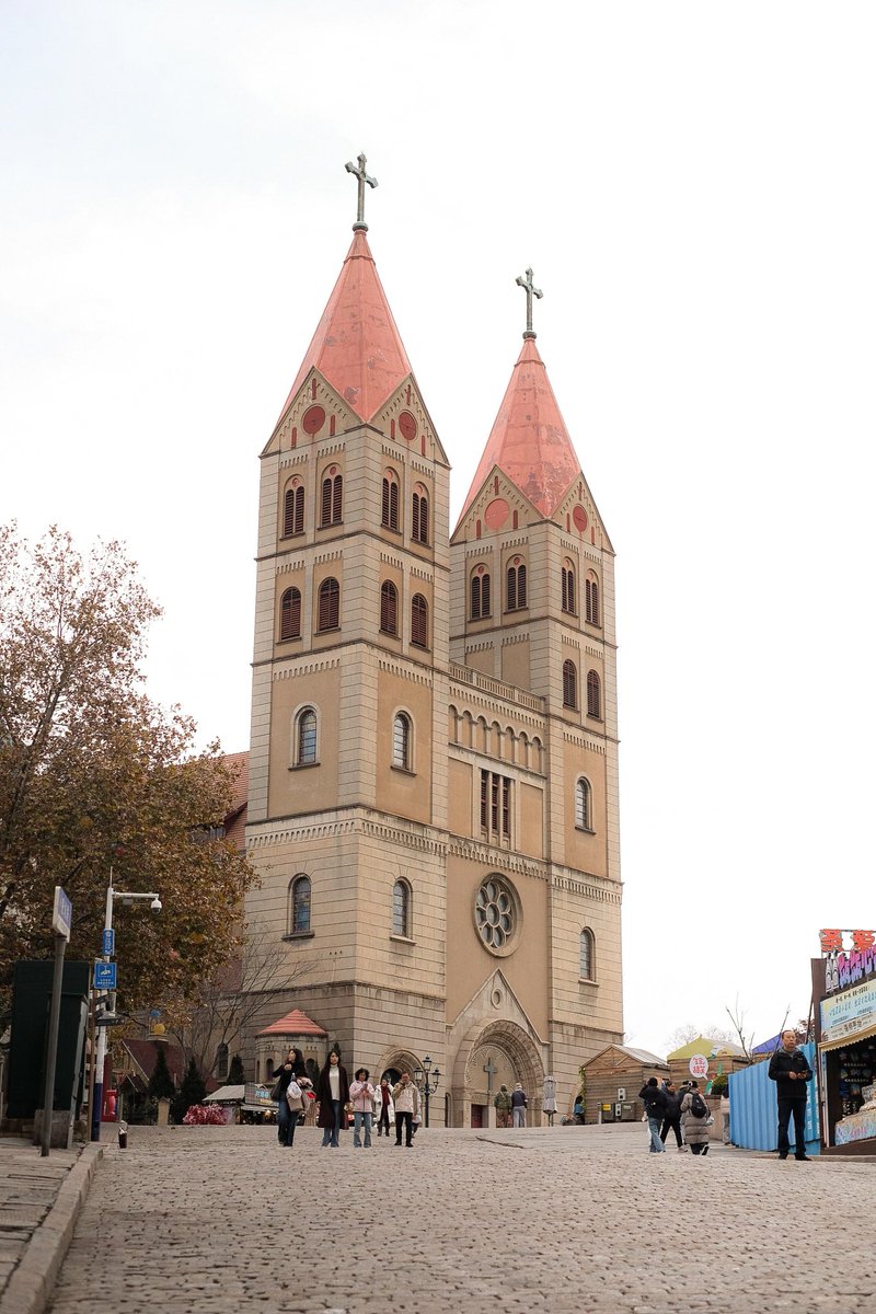 triplexanywhere's tweet photo. 1 แลนด์มาร์กประจำชิงเต่าที่มาแล้วต้องแวะก็คือ St. Michael's Cathedral⛪️ ที่นี่เคยตกเป็นเมืองขึ้นของเยอรมันทำให้ได้รับวัฒนธรรมและสถาปนิกมาแบบเต็มๆ  และที่นี่ก็เป็น 1 ใน 4 สถาปัตยกรรมโกธิคที่ใหญ่ที่สุดในประเทศจีนด้วยนะ

#รีวิวจีน
#ชิงเต่า
#qingdao https://t.co/6TXtlXINMW