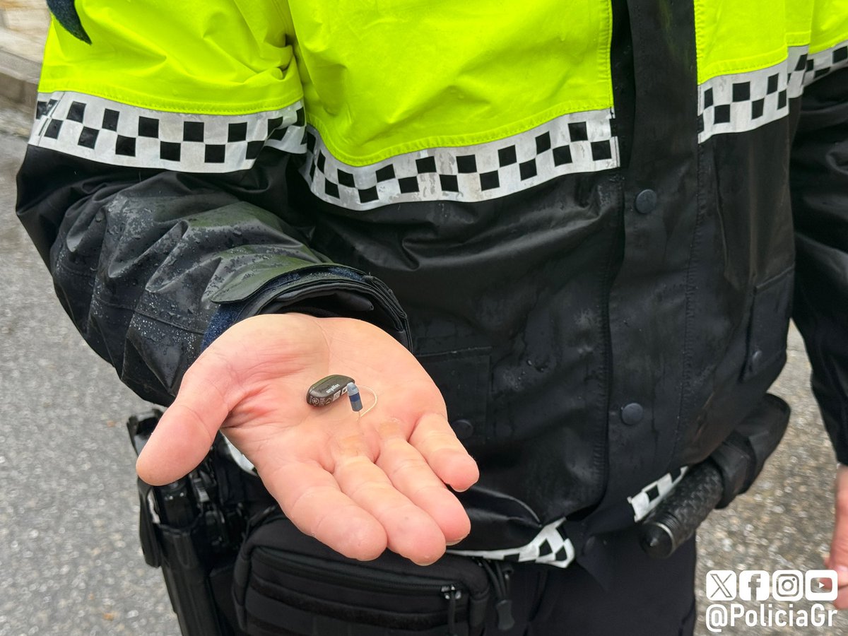 PoliciaGr's tweet photo. Encontrado este audífono en plaza Nueva junto a “La Cueva”.
Si conoces a la persona que haya podido perderlo, contáctanos, sino comparte esta publicación para dar difusión. https://t.co/BlOCsktgie