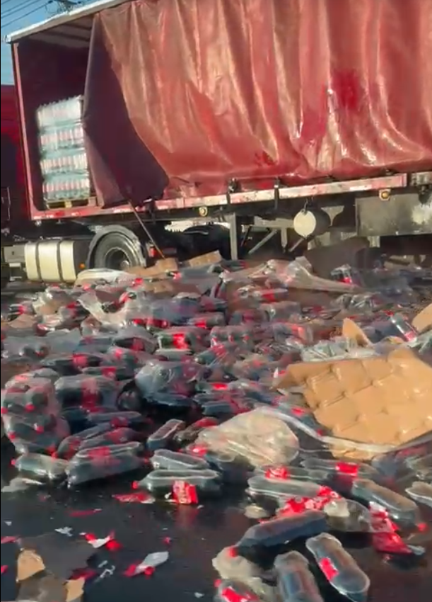 ATENCIÓN (08:08). Importante caída de carga (bebidas) en #Ruta5 al sur, metros después del nudo #Quilicura. Todas las pistas afectadas. Carabineros en el lugar. Congestión desde Lo Marcoleta