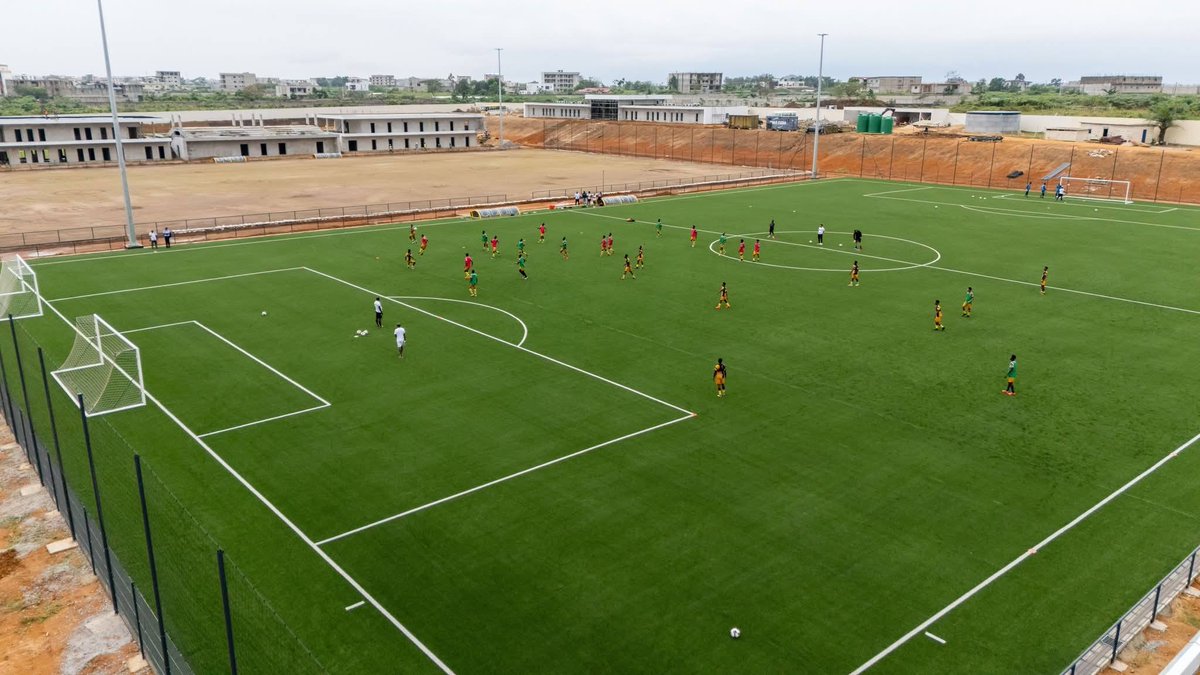 Monafrique8's tweet photo. 🚨💛🖤 ASEC Mimosas
Première séance à 𝐆𝐛𝐨𝐫𝐨 𝐆𝐛𝐚𝐭𝐚 🏟️
Le club jaune et noir a officiellement inauguré ce mardi son nouveau centre d’entraînement.
Encore en phase de finition, deux pelouses sont déjà opérationnelles.
#FIFI_LA_MAGIE #AsecMimosas #ASEC https://t.co/EsYI465mhN