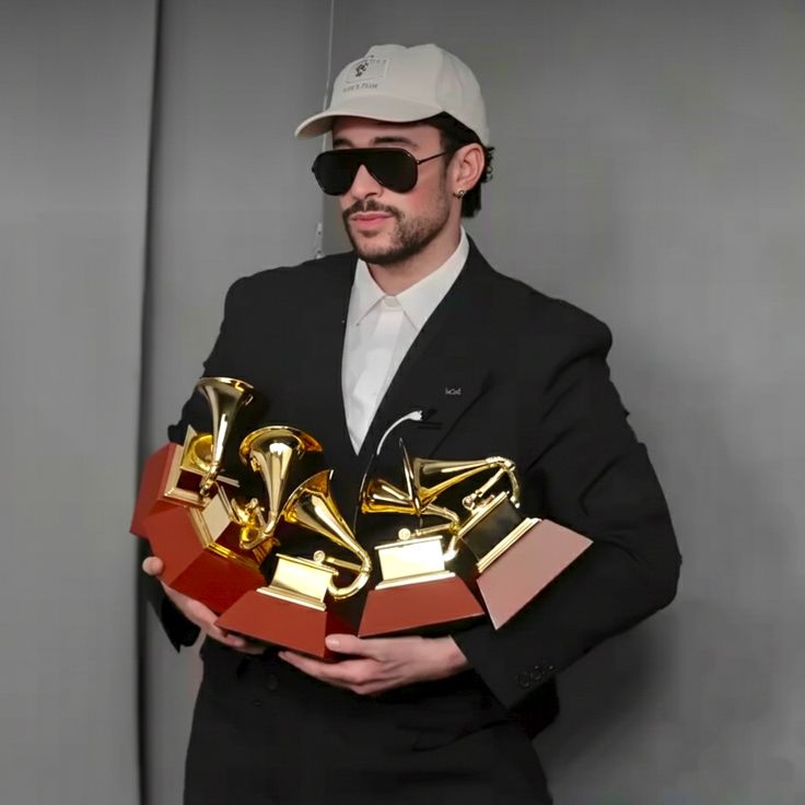 darwinice_'s tweet photo. Most streamed Latin Artist on Spotify:

1. Bad Bunny - 114.2B
2. J Balvin - 51.7B
3. Ozuna - 45B
4. Daddy Yankee - 37.9B
5. Rauw Alejandro - 37.8B⬆️
6. Anuel AA - 37.2B⬇️
7. Karol G - 35.1B
8. Maluma - 32.6B
9. Feid - 32.2B 
10. Myke Towers - 31.4B

Still no Peso Pluma 💔 https://t.co/gkuMiq82do