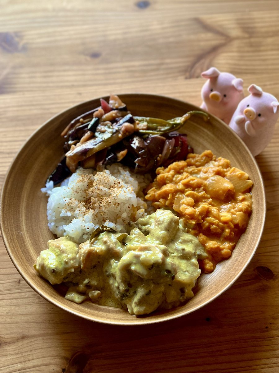 worst_hog's tweet photo. 【バット・クル・バドゥ】

2/4は
スリランカの独立記念日.ᐟ

これは
スリランカのカレー定食で
世界の美食12位に選ばれましたよ〜🐖🇱🇰🍛 https://t.co/OnF1lEM3KJ
