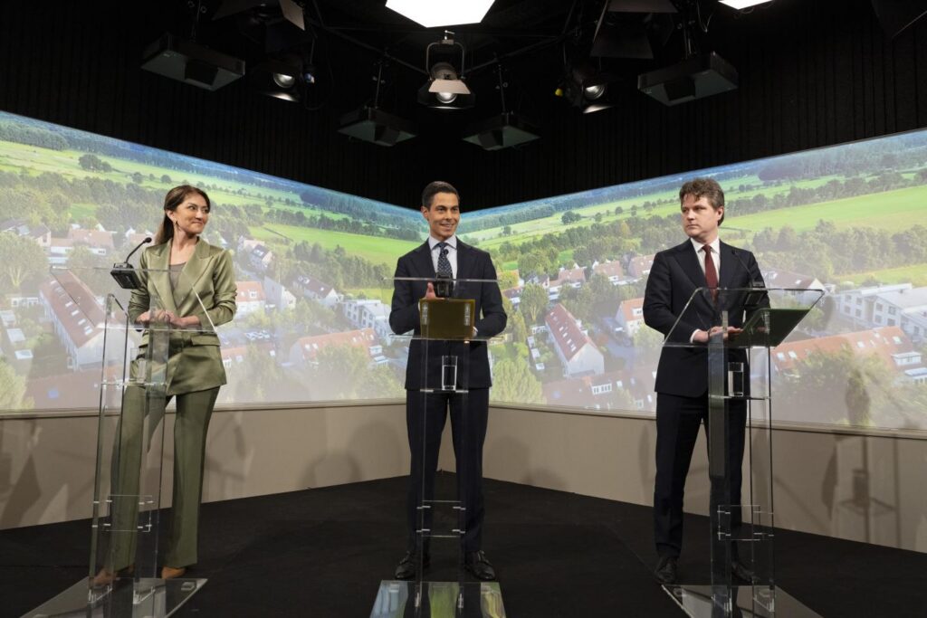 BoerenNatuurNL's tweet photo. D66, CDA en VVD hebben hun coalitieakkoord gepresenteerd! 🌱✨ Agrarisch natuurbeheer is een focus, met eerlijke vergoedingen en langjarige contracten. We houden jullie op de hoogte van de ontwikkelingen! 📈 Lees meer: https://t.co/p3FIxgjvRL #Agrarisch #Natuur #Coalitieakkoord https://t.co/sNbnBGvPGK