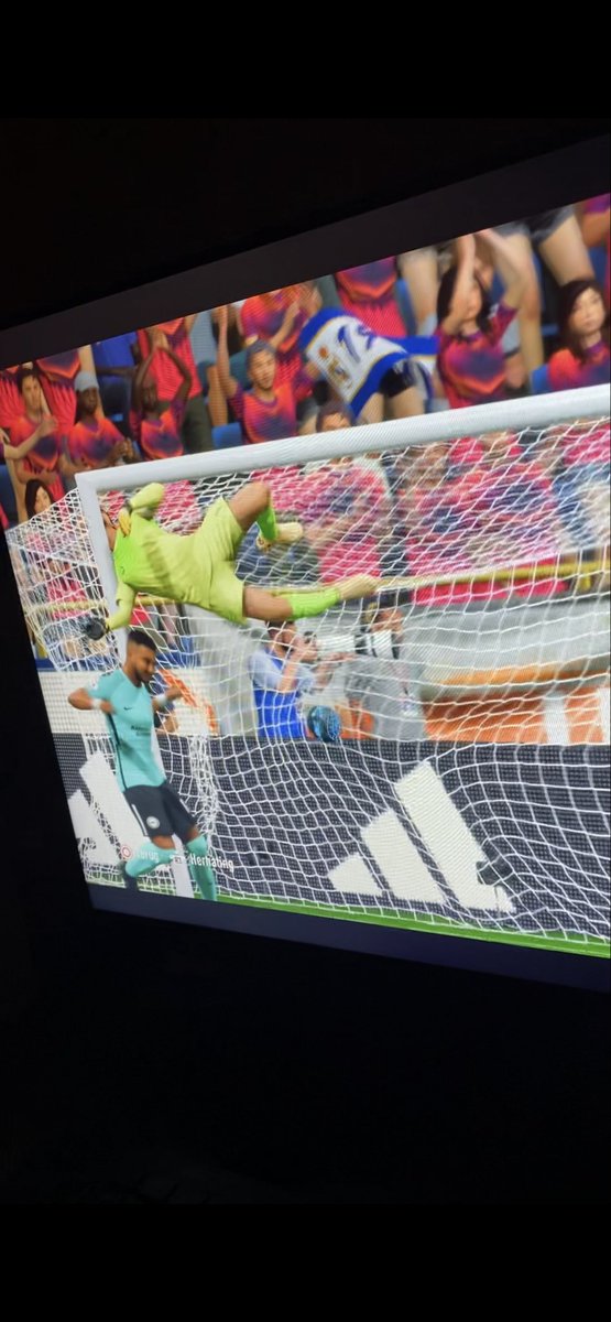 stiqsss's tweet photo. @Rickth21 Yo what did they give the goalies after the update???? https://t.co/I1TNnefLXk
