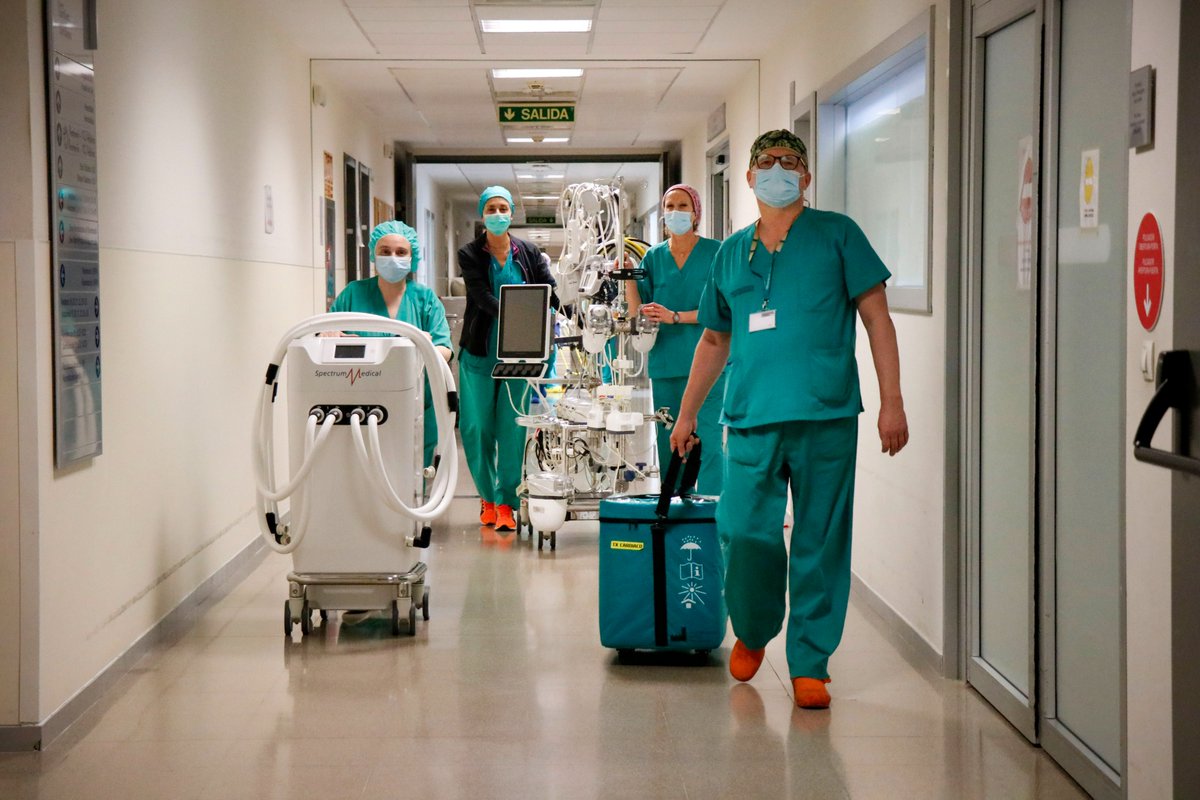 EFE_CValenciana's tweet photo. 👩‍⚕️🩺 Médicos de La Fe de València realizan diez trasplantes de diferentes órganos en 24 horas

🏥 El trabajo ha requerido la participación y coordinación de más de un centenar de profesionales de distintas especialidades
➡️https://t.co/jnFCemprTK https://t.co/vdPviW73GZ